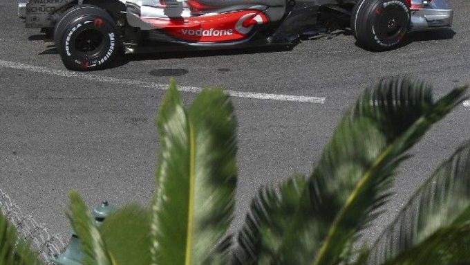 Lewis Hamilton v Monaku ovládl čtvrteční tréninky.