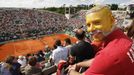 Belgický fanoušek s hlavou jako tenisák na French Open.