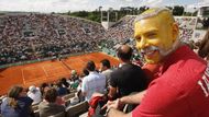 Belgický fanoušek s hlavou jako tenisák na French Open.