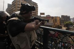 Teroristé z Islámského státu zastřelili v Egyptě osm policistů, kteří jeli mikrobusem