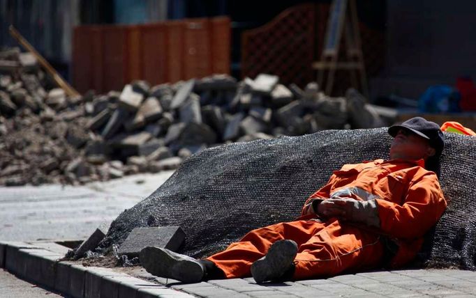 Polední siesta na slunci v Pekingu.