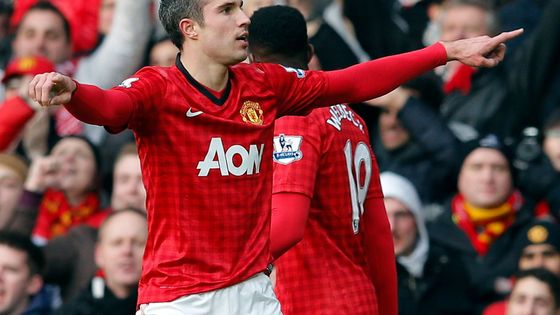 Robin van Persie se znovu trefil a Reds si tak upevnili svoji vedoucí příčku v tabulce. Podívejte se nejzajímavější momenty z neděle v Premier League.