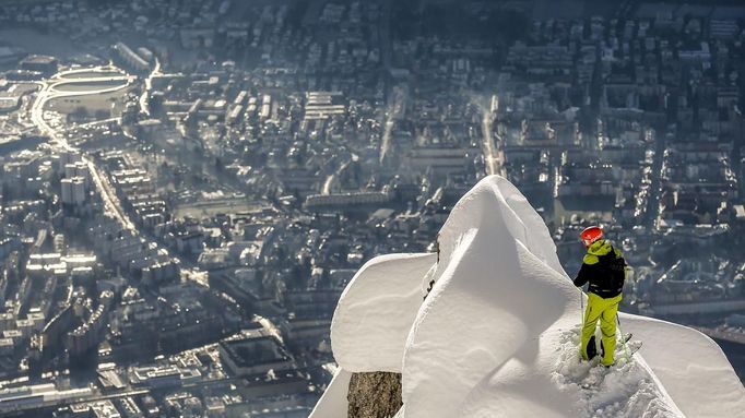 Austrian freeride skier Christoph Ebenbichler stands on top of Seegrube mountain during a freeride skiing tour in Innsbruck December 30, 2012. Backcountry or freeride skiers ski away from marked slopes with no set course or goals, in untamed snow, generally in remote mountainous areas. Picture taken December 30, 2012. REUTERS/ Dominic Ebenbichler (AUSTRIA - Tags: SPORT SKIING SOCIETY) Published: Led. 21, 2013, 10:18 dop.