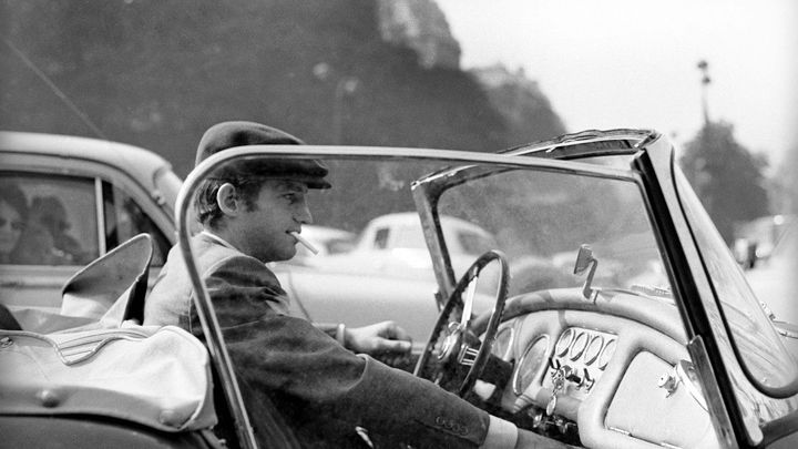 Belmondo miloval kabriolety. Ve filmu občas vjel do obýváku, v životě sbíral pokuty; Zdroj foto: Profimedia