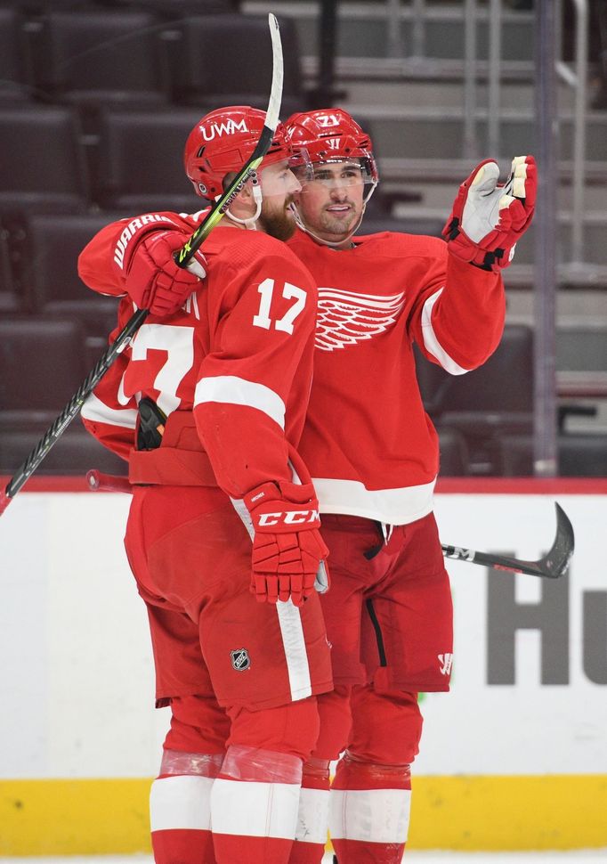 Filip Hronek a Dylan Larkin