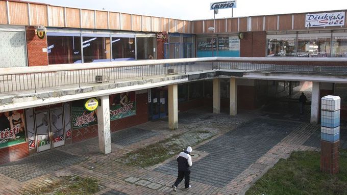 Obchodní centrum Janova. Je tu i klub "poue pro členy", ukázka segregace bílých a Romů.