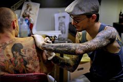 Tetovaní lidé jsou agresivnější, zjistili vědci. Motivy delfína či květin vztek zmírňují