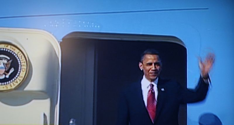 Barack Obama vystupuje ze svého Air Force One