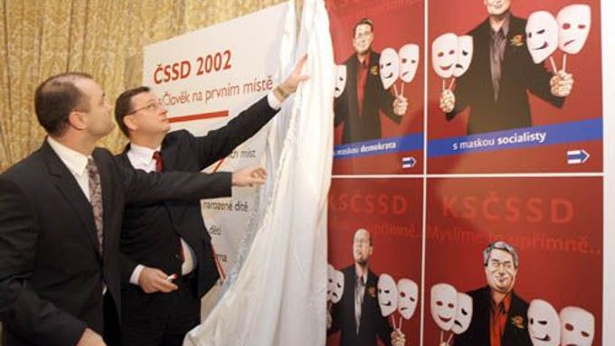 Takhle se ODS pokusila zesměšnit ČSSD. Ovšem soukromá agentura na poslední chvíli odmítla plakáty instalovat.