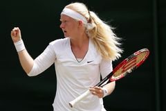 Nemá pět prstů, přesto se dere mezi tenisovou elitu. Britka udivuje neobyčejnou vůlí