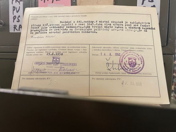 Na zadní straně každého evidenčního štítku každého straníka je výsledek jeho prověrky.