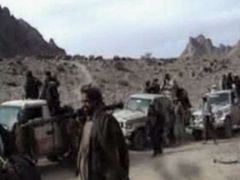 Na snímku, pořízeném z amatérského videozáznamu, je konvoj členů Talibanu v jižním Afghánistánu.