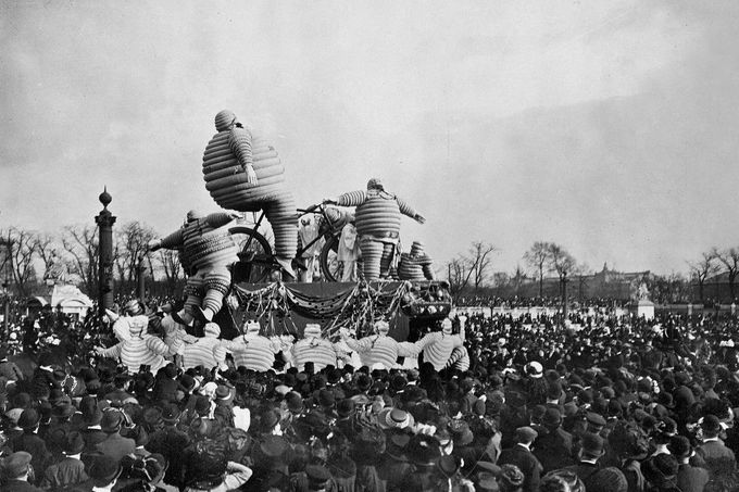 Reklamní akce s Michelin Manem v Paříži. Rok 1911.
