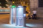 Nové pařížské veřejné toalety se objevují jen v noci, nad ránem se uzavřou v podzemí
