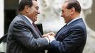 Italský premiér Silvio Berlusconi a egyptský prezident Husní Mubarak se setkávají před soukromou schůzkou v Paláci Chigi (oficiální rezidenci šéfa kabinetu) v Římě - 9. března 2006.