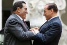 Arrivederci, Silvio! Média chtějí Berlusconiho hlavu