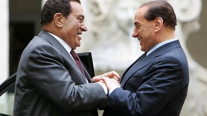 Husní Mubarak a Silvio Berlusconi na archivním snímku.