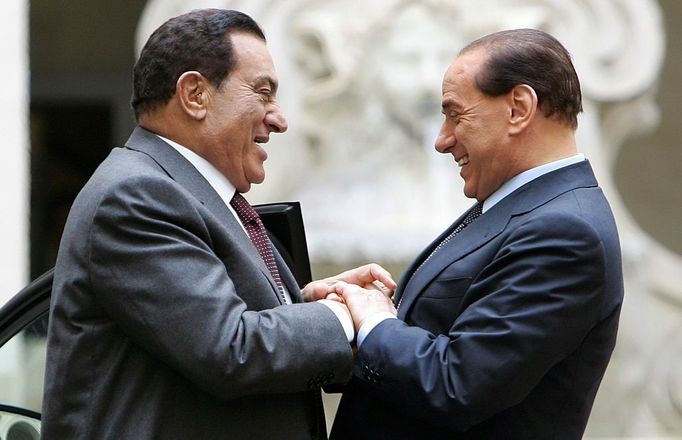 Italský premiér Silvio Berlusconi a egyptský prezident Husní Mubarak se setkávají před soukromou schůzkou v Paláci Chigi (oficiální rezidenci šéfa kabinetu) v Římě - 9. března 2006.