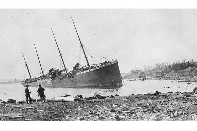 Norská loď SS Imo na břehu v Dartmouthu. Na mělčinu ji po srážce s lodí Mont-Blanc vyvrhla vlna tsunami způsobená výbuchem 6. prosince 1917.