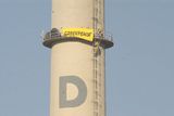 Komín chemičky má 160 metrů. Aktivisté Greenpeace táboří na prstenci ve výšce 120 metrů.