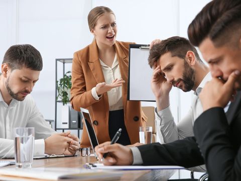 “Máte padáka”. Zbavit se zaměstnance půjde rychleji, startují i další obří změny
