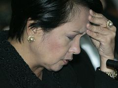 Co tíží prezidentku Arroyovou?