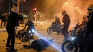 Za uplynulý rok proběhla celá řada velkých protestů. Na tomto snímku fotograf agentury Reuters v březnu zachytil, jak policisté na motocyklech obklopili zraněného kolegu během demonstrace v řeckých Athénách. Lidé tehdy protestovali proti zákazu shromažďování.