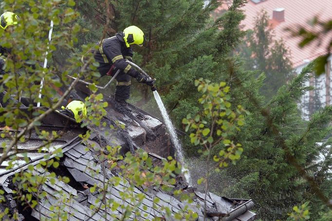 Někdejší vilu uprchlého odsouzeného podnikatele Radovana Krejčíře v Černošicích u Prahy zasáhl v noci na úterý 20. 8. rozsáhlý požár. Plameny zničily téměř celou střechu.