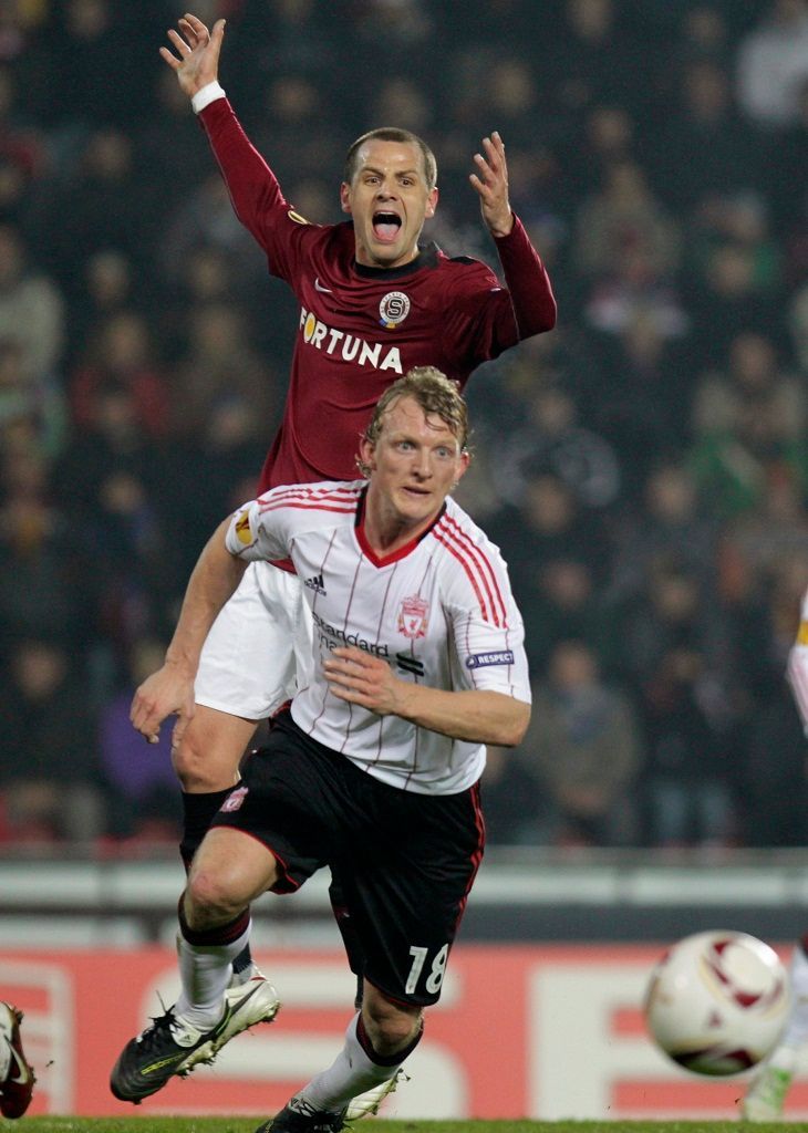 Sparťanský Marek Matějovský se rozčiluje po soubouji s Dirkem Kuytem z Liverpoolu ve vzájemném utkání osmifinále Evropské Ligy 2011