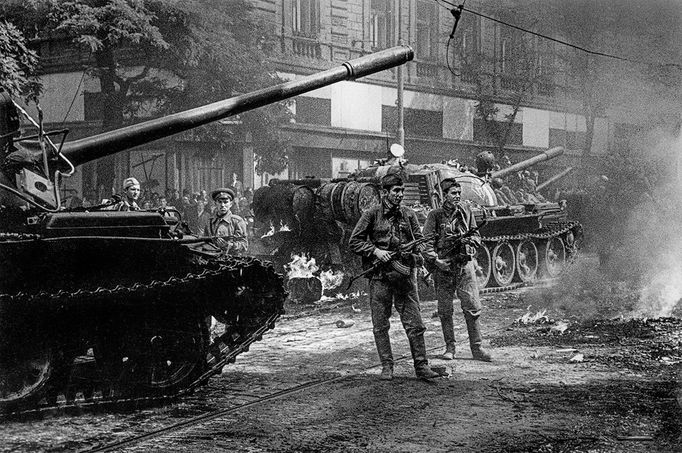 Snímek fotografa Miroslava Hlaváčka, který pořídil v Praze během srpnové invaze vojsk Varšavské smlouvy do Československa v roce 1968.