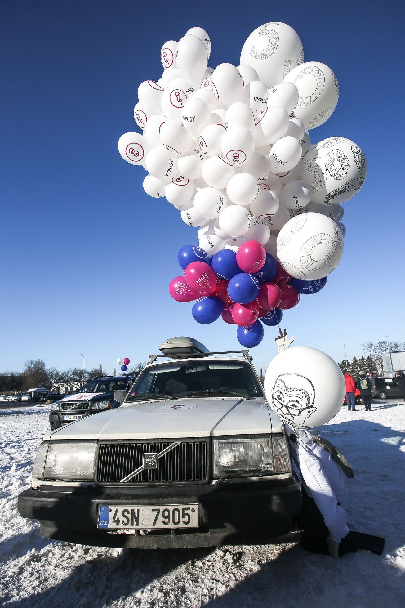 Milion chvilek, aleggorická jízda Prahou upozorňující na kauzy vlády Andreje Babiše, masopust, masky, auto, 13. 2. 2021