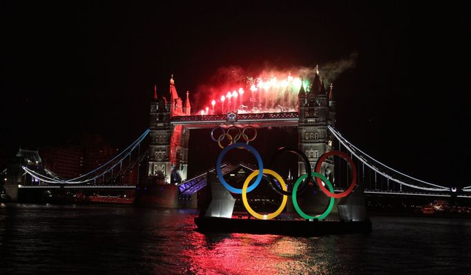 Proměna Tower Bridge pro zahajovací ceremoniál OH 2012 v Londýně.