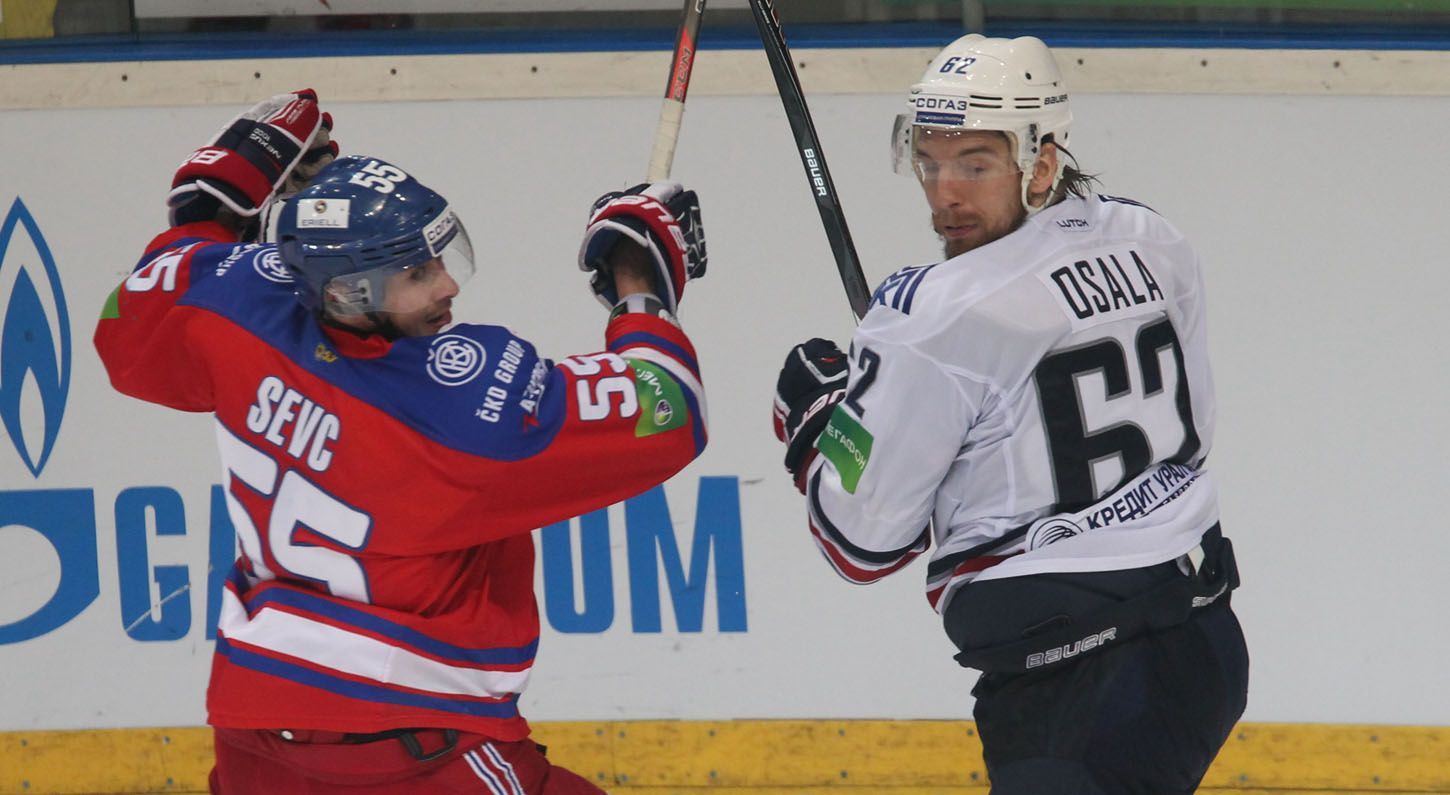 Lev Praha vs. Magnitogorsk, čtvrté finále KHL v O2 aréně (Ševc, Osala)