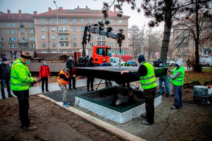 Památník obětem střelby z 10. prosince 2019 před Fakultní nemocnicí Ostrava