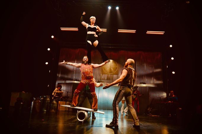 Snímek z inscenace Animal od Cirque Alfonse.