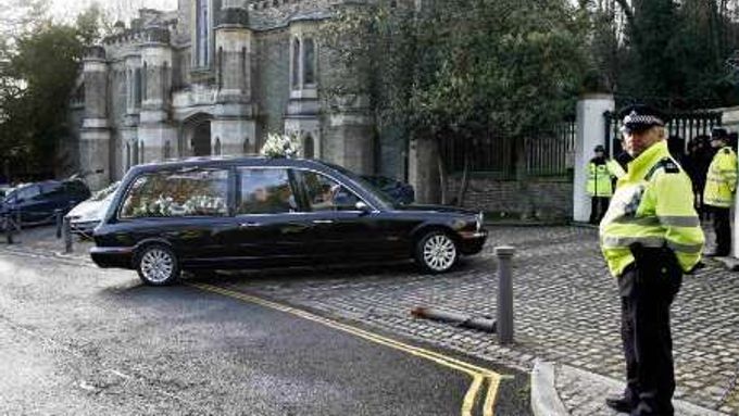 Vůz s rakví s ostatky bývalého ruského špiona Alexandra Litviněnka přijíždí na jeho londýnský pohřeb.