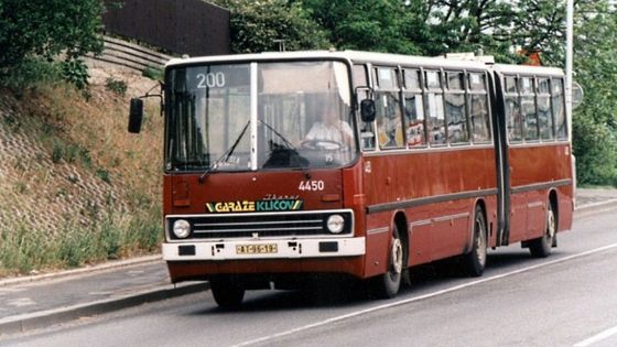 Ikarus 280.08 v barvách pražského dopravního podniku.