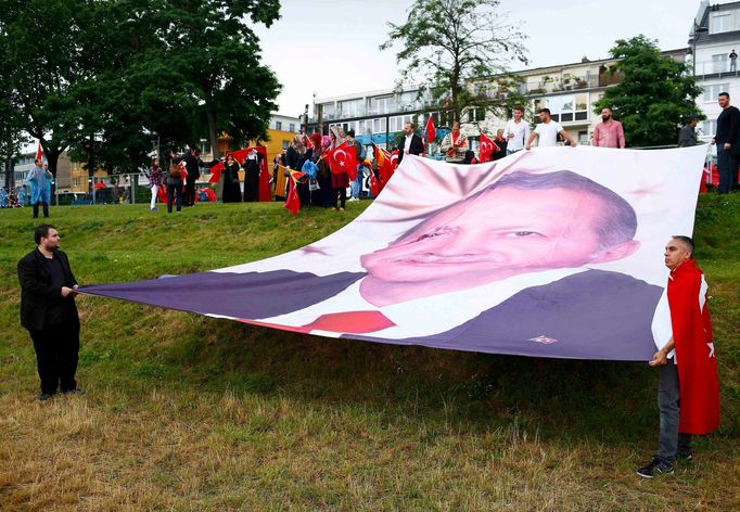 Demonstrace v Kolíně nad Rýnem na podporu tureckého prezidenta Recepa Erdogana