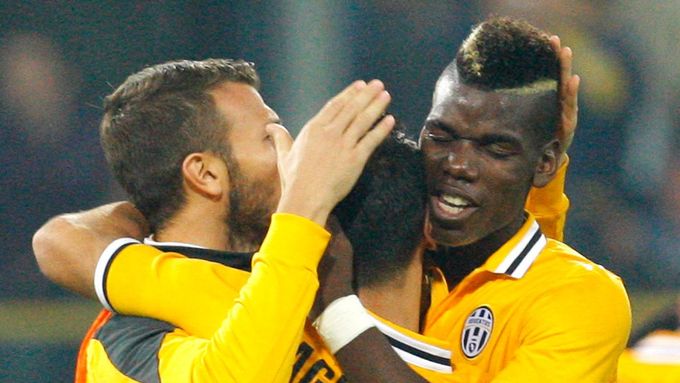 Fotbalisté Juventusu slaví výhru ve šlágru italské ligy.