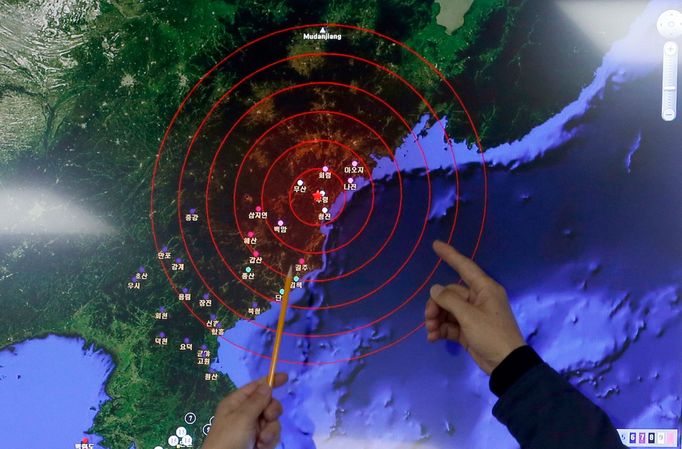 Officers from the Korea Meteorological Administration point at the epicenter of seismic waves in North Korea. Seoul, South Korea, 6.1. 2016