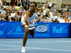 Americká tenistka Venus Williamsová se po čtyřměsíční pauze vrátila vítězně na okruh WTA. V Memphisu porazila Japonku Akiko Morigamiovou.