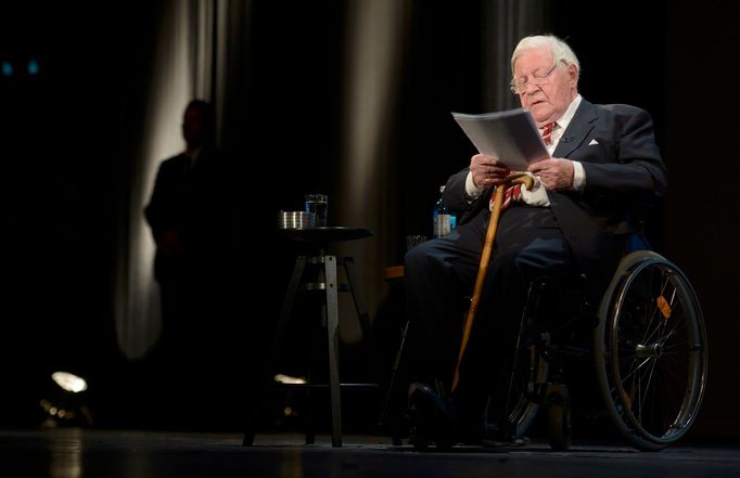 Někdejší spolkový kancléř Helmut Schmidt na archivním snímku z ledna 2014.