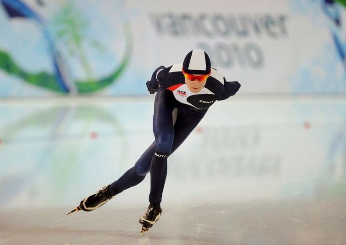 Pohádka o dívce z rybníka - To nejlepší nakonec. Jestli měli Češi před zimní olympiádou rádi Pohádku o Raškovi, teď si opakují jinou. Tu o dívce z rybníka, která se stala nejúspěšnější Češkou všech dob na ZOH. Martina Sáblíková dokázala být dvakrát v průběhu jedněch her na nejvyšším stupínku (zlato z 3 a 5km tratí), třetí cenný kov, tentokrát bronz, brala za 1,5km. Více čtěte zde