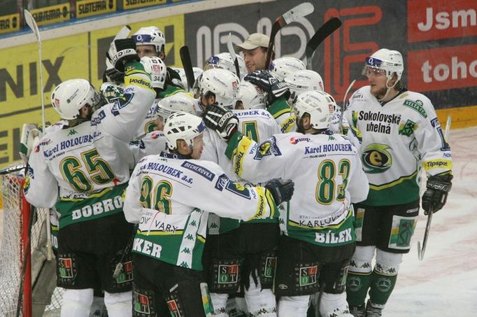 Radost karlovarských po závěrečné siréně. Hned na začátku finále play-off získali cenné vítězství na hřišti soupeře.