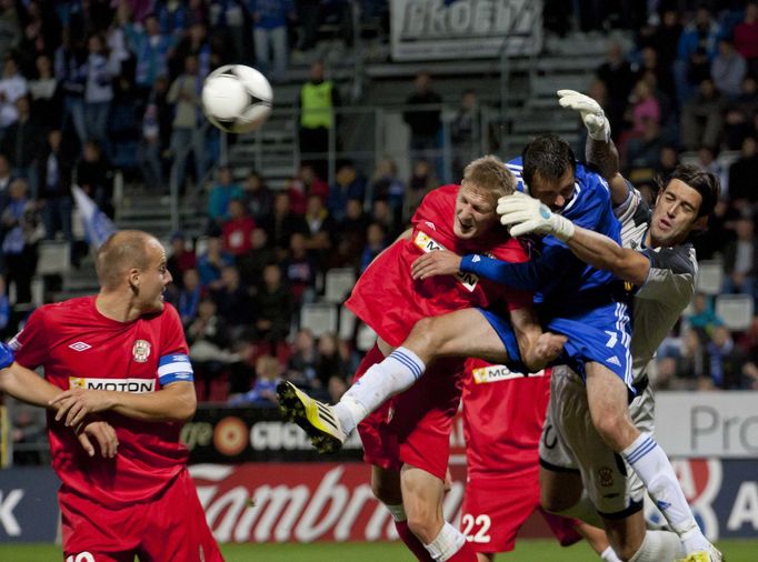 Fotbalista Sigmy Olomouc Michal Ordoš hlavičkuje proti brankáři Radku Petrovi a Michalu Škodovi v utkání 9. kola Gambrinus ligy 2012/13 se Zbrojovkou Brno.