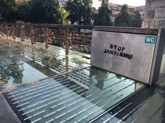 Heslo "smrt janšismu", parafráze na historické "smrt fašismu" na jednom z mostů v centru slovinské metropole Lublaně.