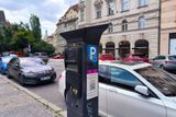 Většina míst v centru Prahy je vyhrazena rezidentům, výrazně menší část tvoří parkování pro návštěvníky. To je navíc drahé.