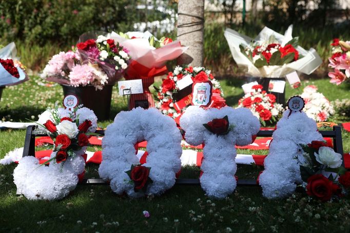 Fanoušci Liverpoolu si před Anfield Stadium připomínají zesnulého Dioga Jotu.
