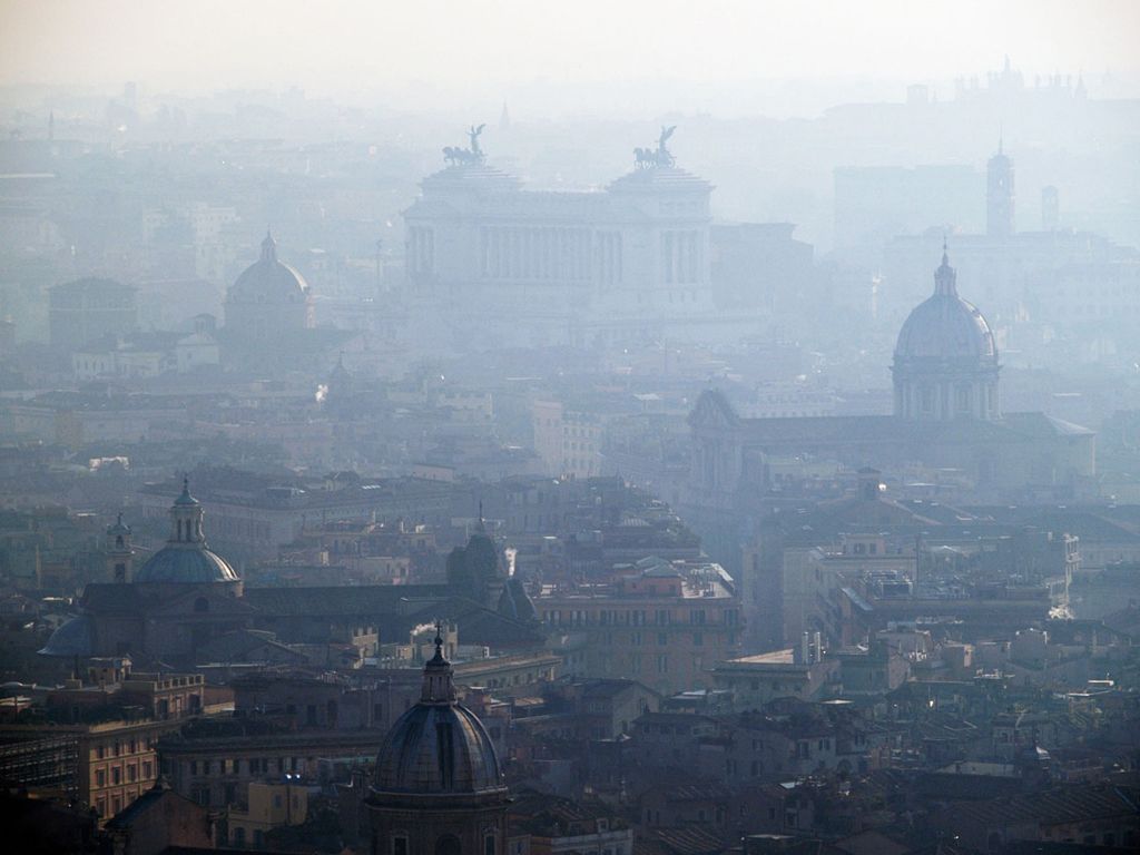 Foto: Podívejte se, jak smog zahaluje život ve městech - Itálie