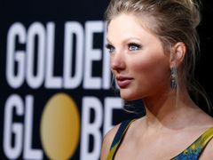Taylor Swiftová na ledovném předávání filmových Zlatých glóbů.